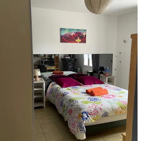 게스트하우스 Au Calme Dans Le Marais Avec Piscine Yves