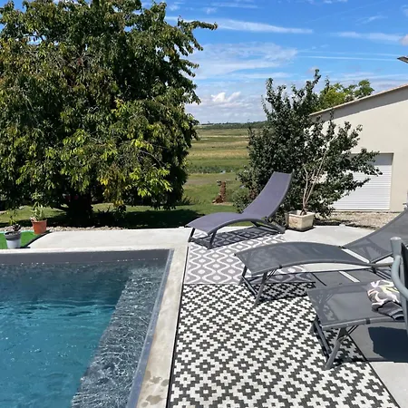 게스트하우스 Au Calme Dans Le Marais Avec Piscine Yves