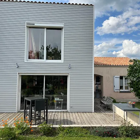 게스트하우스 Au Calme Dans Le Marais Avec Piscine